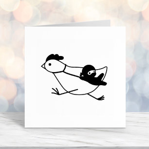 Tiny Ninja Holding Running Chicken Zelfinktende Stempel