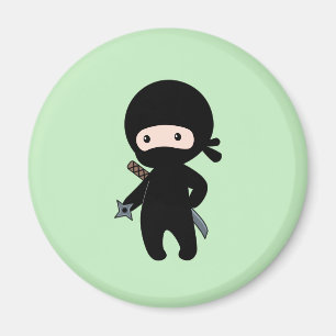 Tiny Ninja Holding Throwing Star op Green Magneet