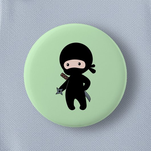 Tiny Ninja Holding Throwing Star op Green Ronde Button 5,7 Cm