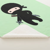 Tiny Ninja Holding Throwing Star op Green Sherpa Deken (3/4)