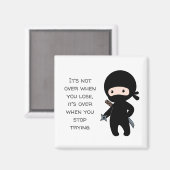 Tiny Ninja Holding Throwing Star Quote Magneet (Voorkant / Achterkant)