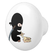 Tiny Ninja Making Origami Paper Throwing Star Keramische Knop (Rechts)