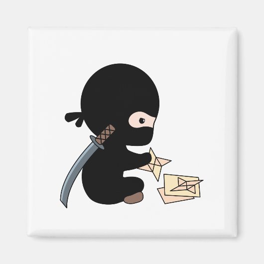 Tiny Ninja Making Origami Paper Throwing Star Magneet (Voorkant)