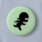 Tiny Ninja Op groen Ronde Button 5,7 Cm