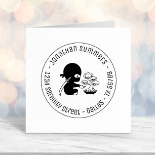 Tiny Ninja Watering Bonsai Tree Round Address Zelfinktende Stempel