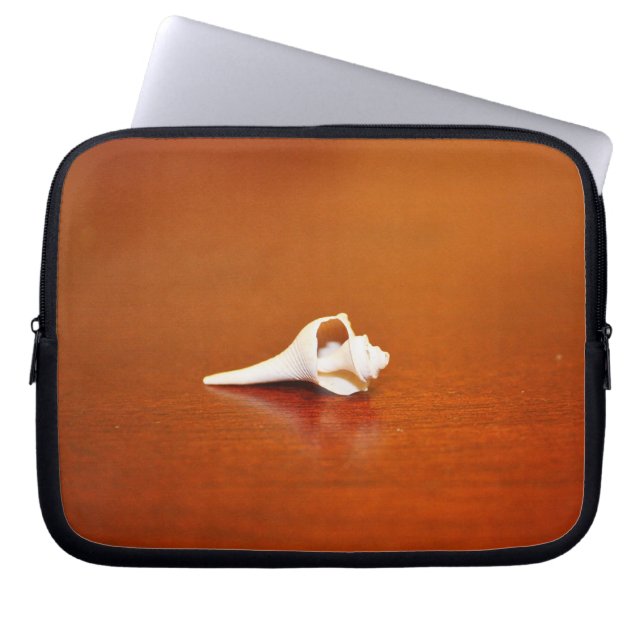 Tiny Shell Laptop Sleeve (Voorkant)