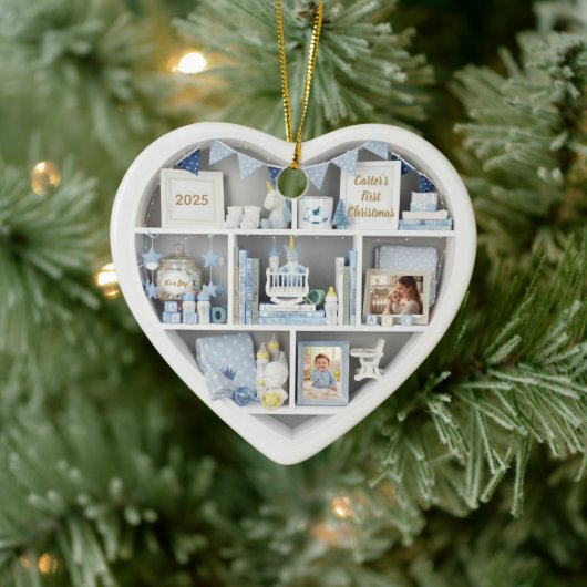 Tiny Shelves Personalized Baby Boy First Christmas Keramisch Ornament (Boom)