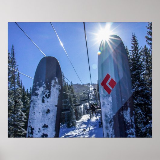 Tips omhoog // Skilift Riding Blue Mountain Poster (Voorkant)