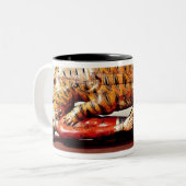 Tipu's Tiger, c.1790 (hout) Tweekleurige Koffiemok (Voorkant links)