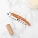 Tire-bouchon Burange Orange Mariage personnalisé Bridesmaid<br><div class="desc">Ouvert à vis à vin couleur orange brûlé pour votre femme de chambre mariage avec son nom sur le dos et imprimé en blanc, stylisé. Personnalisez le tire-bouchon en modifiant et en remplaçant le nom par le nom de votre servante. Disponible dans de nombreux modèles de couleurs mariages de demoiselles...</div>