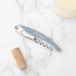 Tire-bouchon Dusty Blue Mariage personnalisé Bridesmaid<br><div class="desc">Un ouvre-bouchon en vin bleu poussiéreux et tendance pour votre femme de chambre mariage, avec son nom sur le dos et imprimé en blanc, stylisé. Personnalisez le tire-bouchon en modifiant et en remplaçant le nom par le nom de votre servante. Disponible dans de nombreux modèles de couleurs mariages de demoiselles...</div>
