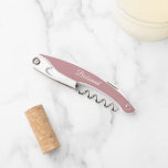 Tire-bouchon Dusty Rose Mariage personnalisé Bridesmaid<br><div class="desc">Un ouvre-bouchon en vin couleur rose, tendance et poussiéreux pour votre femme de chambre mariage avec son nom sur le dos et imprimé en blanc, stylisé. Personnalisez le tire-bouchon en modifiant et en remplaçant le nom par le nom de votre servante. Disponible dans de nombreux modèles de couleurs mariages de...</div>