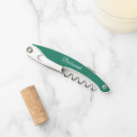 Tire-bouchon Emerald Green Mariage personnalisé Bridesmaid<br><div class="desc">Un ouvre-bouchon en vin vert émeraude pour votre femme de chambre mariage,  avec son nom au dos et imprimé en blanc,  stylisé. Personnalisez le tire-bouchon en modifiant et en remplaçant le nom par le nom de votre servante. Disponible dans de nombreux modèles de couleurs mariages de demoiselles d'honneur populaires.</div>