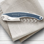 Tire-bouchon Mariage de nom personnalisé élégant moderne Date<br><div class="desc">Cherchez cette date spéciale avec un ouvre-bouteille à bouchon personnalisé pour couple, avec vos noms et votre première date ou date mariage. Vos noms sont transposés de chaque côté du tire-bouchon, gardant les choses égales. Ce design personnalisé comprend du texte moderne avec typographie de script de calligraphie créant une apparence...</div>