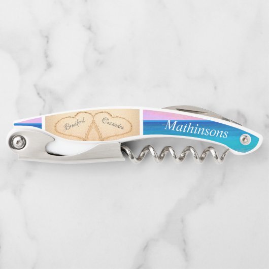 Tire-bouchon Mariage de plage avec cœurs dans le sable au couch (Devant)