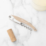 Tire-bouchon Mariage personnalisé beige<br><div class="desc">Un ouvre-bouchon en vin beige tendance pour votre femme de chambre mariage avec son nom au dos et imprimé en blanc,  stylisé. Personnalisez le tire-bouchon en modifiant et en remplaçant le nom par le nom de votre servante. Disponible dans de nombreux modèles de couleurs mariages de demoiselles d'honneur populaires.</div>
