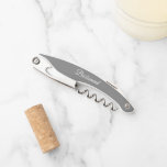 Tire-bouchon Mariage personnalisé Dark Grey Bridesmaid<br><div class="desc">Ouvert-bouchon en vin gris foncé pour votre femme de chambre mariage avec son nom sur le dos et imprimé en blanc,  stylisé. Personnalisez le tire-bouchon en modifiant et en remplaçant le nom par le nom de votre servante. Disponible dans de nombreux modèles de couleurs mariages de demoiselles d'honneur populaires.</div>