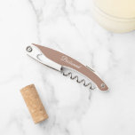 Tire-bouchon Mocha Mariage personnalisé Bridesmaid<br><div class="desc">Ouvert-bouchon en mocha marron tendance pour votre femme de chambre mariage avec son nom sur le dos et imprimé en blanc,  stylisé. Personnalisez le tire-bouchon en remplaçant le nom par le nom de la servante. Disponible dans de nombreux modèles de couleurs mariages de demoiselles d'honneur populaires.</div>