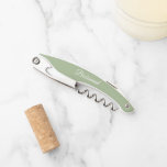 Tire-bouchon Sage Green Mariage personnalisé Bridesmaid<br><div class="desc">Un ouvre-bouchon à vin vert sauge tendance pour votre femme de chambre mariage avec son nom sur le dos et imprimé en blanc, stylisé. Personnalisez le tire-bouchon en modifiant et en remplaçant le nom par le nom de votre servante. Disponible dans de nombreux modèles de couleurs mariages de demoiselles d'honneur...</div>