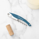 Tire-bouchon Turquoise Blue Stylisé Mariage Bridesmaid Nom<br><div class="desc">Un ouvre-bouchon turquoise en vin de couleur bleue pour votre femme de chambre mariage avec son nom sur le dos et imprimé en blanc, stylisé. Personnalisez le tire-bouchon en modifiant et en remplaçant le nom par le nom de votre servante. Disponible dans de nombreux modèles de couleurs mariages de demoiselles...</div>
