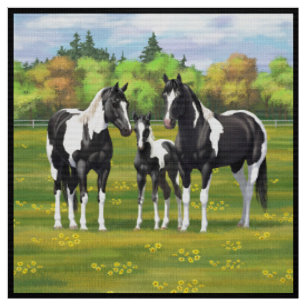 Tissu Chevaux De Peinture De Pinto Noir En Pâturage Été