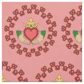 Tissu Claddagh et Knotwork rouge sur le rose (Fermer)