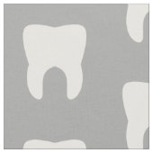 Tissu Dents blanches sur un arrière - plan gris (Fermer)