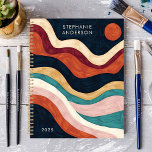 Titre personnalisé Sun des ondulations Abstraites<br><div class="desc">Ce design saisissant met en valeur les ondes de brosse audacieuses et le soleil dans des tons riches de rouille, turquoise, marine et rougissante, avec un accent de soleil vibrant. Le style peint à la main ajoute profondeur et texture, tandis que le nom personnalisé et l'année créent une touche unique...</div>