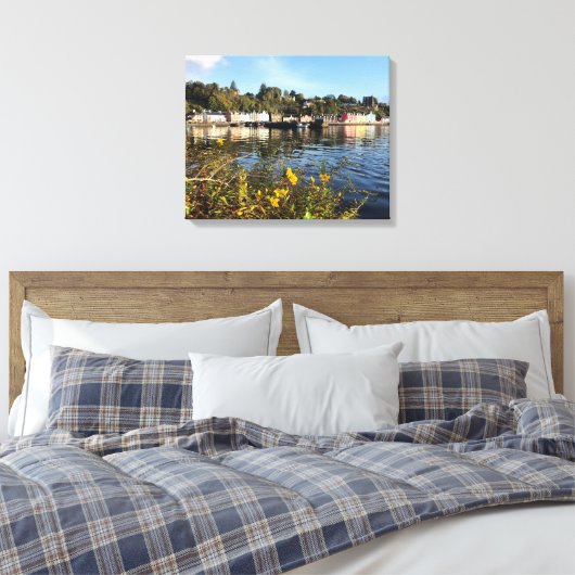 Tobermory, eiland Mull, Schotland met bloemen Canvas Afdruk (Insitu (Slaapkamer))