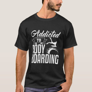 Toegediend aan boarden van bordkarton t-shirt