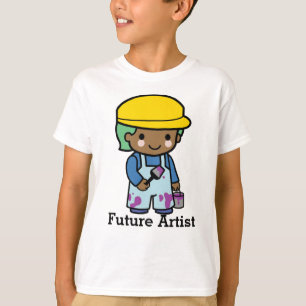 Toekomstige artistieke jongen in overalls en paars t-shirt