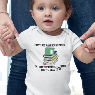 Toekomstige hongerige lezer stapels boeken romper