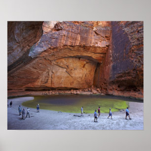 Toeristen bij Cathedral Gorge, Bungle Bungles Poster