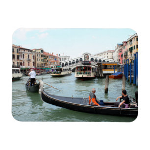 Toeristen in Gondola kijken naar Rialto Bridge in Magneet