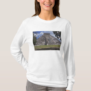 Toeristen lopen langs een niet gerestaureerde zijd t-shirt
