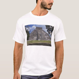 Toeristen lopen langs een niet-gerestaureerde zijd t-shirt