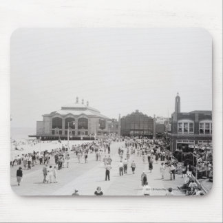 Toeristen op esplanade resort muismat