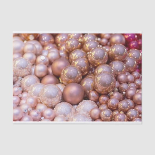 Toestel van champagne en roze kerstbulbpapier tissuepapier (Voorkant)