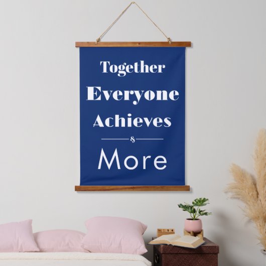 Together Everyone Achieves More - Navy Blue Hangend Wandkleed (Slaapkamer)