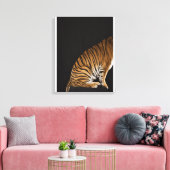 Toile Arrière du tigre assis sur la plateforme (Insitu(Salon))