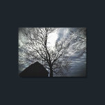 Toile Automne Lune Ciel Moderne Noir & Blanc<br><div class="desc">Cette image simple mais étonnante présente une grange rustique la nuit avec un nuage d'hiver plein ciel de pleine lune et des arbres nus. Créé par Simply Farmhouse Press.</div>