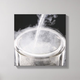 Toile Azote liquide étant renversé dans un vase de Dew