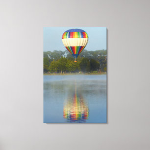 Toile Ballon à air chaud au-dessus de la rivière