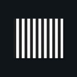 Toile Bandes verticales noires et blanches classiques<br><div class="desc">Un décor de rayures festives de style rétro, horizontales ou verticales, est un style de design graphique classique moderne qui fait toujours un grand cadeau personnalisé pour vous-même ou pour quelqu'un de spécial sur votre liste, ils sont sûrs de faire une impression dans toutes les occasions festives. Envoyez-nous un courriel...</div>