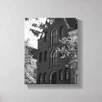 Bâtiment historique noir et blanc à Amsterdam