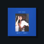 Toile Bleu | Texte photo personnalisé minimaliste<br><div class="desc">Imprimante minimaliste bleue personnalisée Texte Couple Canvas avec grand cadre en terre cuite marron, nom de couple/jeunes mariés et année fiançailles dans une police sans serif moderne et simple et une photo personnalisée. Créez un mariage parfait, fiançailles et des cadeaux de fête pour le couple, les jeunes mariés, la douche...</div>