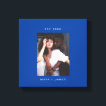 Toile Bleu | Texte photo personnalisé minimaliste<br><div class="desc">Imprimante minimaliste bleue personnalisée Texte Couple Canvas avec grand cadre en terre cuite marron, nom de couple/jeunes mariés et année fiançailles dans une police sans serif moderne et simple et une photo personnalisée. Créez un mariage parfait, fiançailles et des cadeaux de fête pour le couple, les jeunes mariés, la douche...</div>