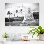 Toile Bouddha d'Hawaii noir blanc photo Breathe Citation<br><div class="desc">"Respire." Chaque fois que je visite la Grande Île, je dois aller à ce Bouddha. Quelque chose sur la splendeur de l'océan, le visage paisible, et la solitude de son emplacement me fait me sentir calme, serein, et heureux. Cette belle photographie en noir et blanc sera le point de mire...</div>