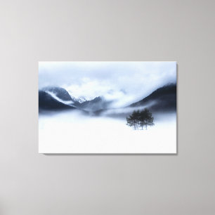 Toile Brouillard, montagnes et arbre solitaire en hiver