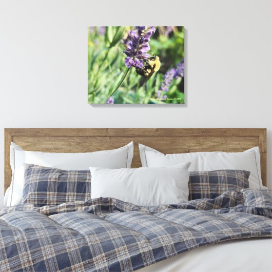 Toile Bumble Bee and Lavender Stretched Canvas Print (Insitu(Chambre))